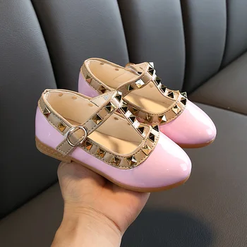 Новые сандалии для девочек с заклепками, тонкие туфли, Детская кожаная обувь, детские сандалии телесного цвета для маленьких девочек, танцевальная обувь принцессы на плоской подошве